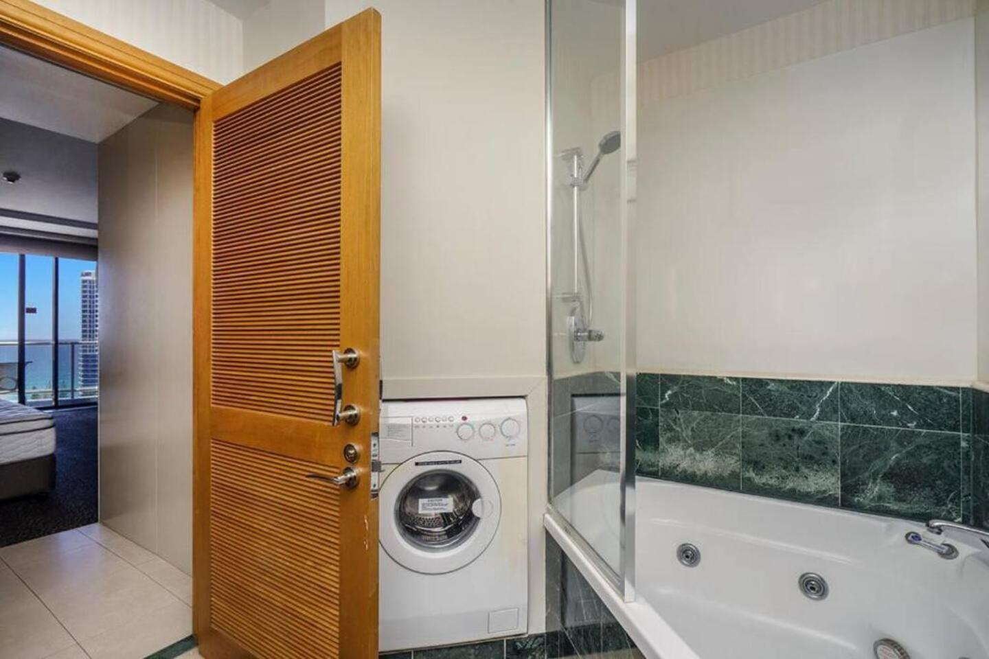 Deluxe Private Apartment And Studio - Ocean Views Гоулд Коуст Екстериор снимка